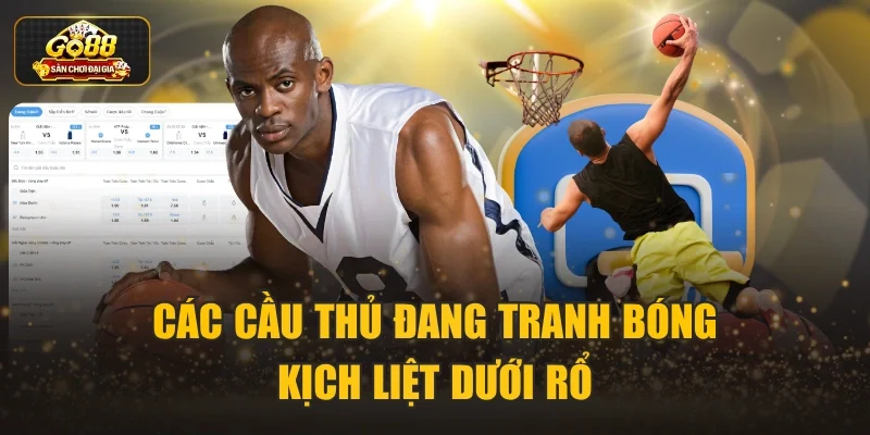 Các cầu thủ đang tranh bóng kịch liệt dưới rổ